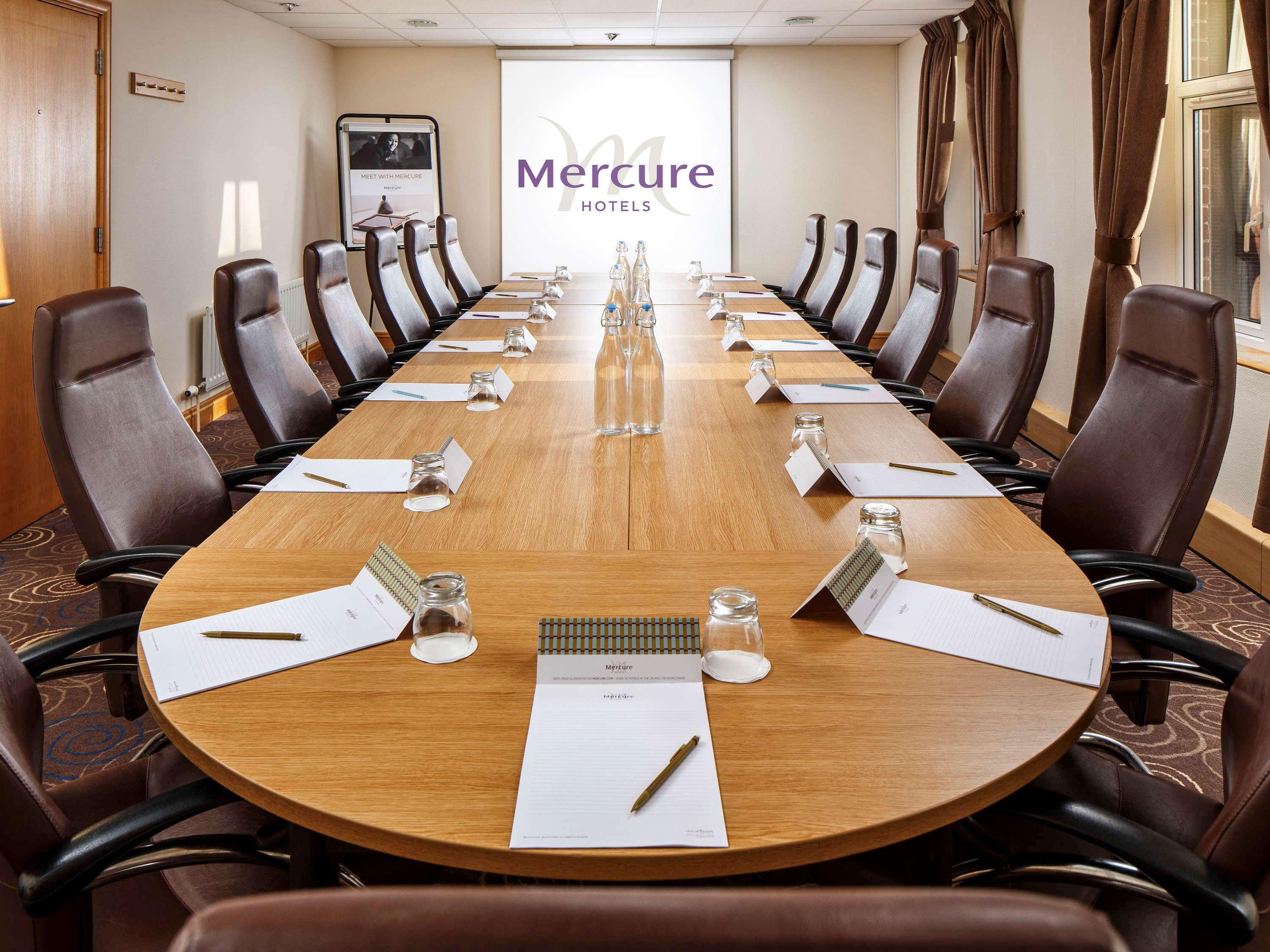 Mercure Leeds Parkway Hotel 3*