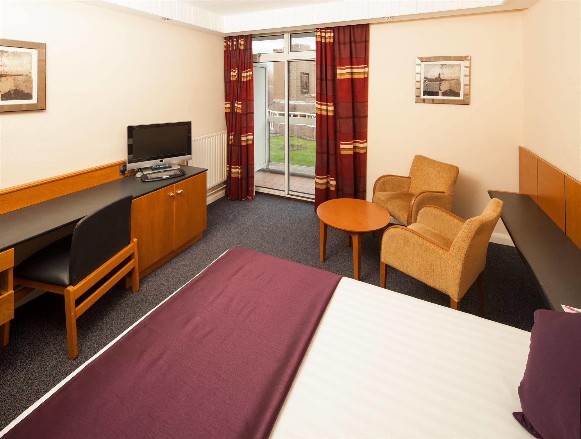 Mercure Leeds Parkway Hotel 3*